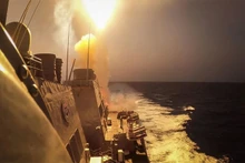 Tàu khu trục gắn tên lửa dẫn đường USS Carney của Mỹ đánh chặn tên lửa và thiết bị bay không người lái của lực lượng Houthi trên Biển Đỏ. (Ảnh: AFP/TTXVN)