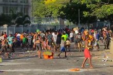 Đám đông cướp bóc các cửa hàng ở Port Moresby, Papua New Guinea ngày 10/1/2024. (Ảnh: AFP/TTXVN)