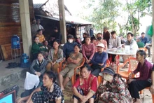 Bà con làng xóm đến động viên, chia buồn với gia đình hai nạn nhân. (Ảnh: XP)