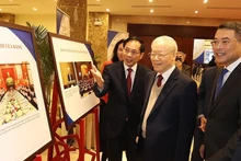Tổng Bí thư Nguyễn Phú Trọng tham quan triển lãm ảnh về ngoại giao Việt Nam tại Hội nghị Ngoại giao lần thứ 32. (Ảnh: TTXVN)