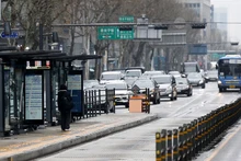 Hành khách đang đợi xe buýt tại điểm chờ xe ở trung tâm Seoul, Hàn Quốc, ngày 28/3/2024. (Ảnh: Yonhap)