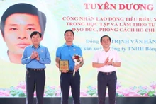 Khen thưởng công nhân tiêu biểu "Học tập và làm theo tư tưởng, đạo đức, phong cách Hồ Chí Minh".