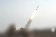 Một tên lửa do lực lượng Houthi phóng từ Yemen. (Ảnh: THX/TTXVN)