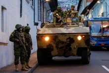 Xe bọc thép chở các binh sĩ tuần tra tại khu trung tâm thành phố Quito, ngày 9/1/2024. (Ảnh: REUTERS)