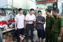 Các cán bộ chiến sĩ công an huyện Thanh Liêm và cán bộ Ngân hàng chính sách xã hội huyện tuyên truyền các chủ trương chính sách của nhà nước về vốn tín dụng đối với người chấp hành xong án phạt tù.