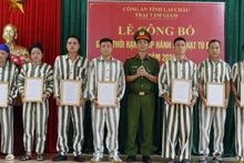 Lãnh đạo Công an Lai Châu trao quyết định giảm án trong đợt Quốc khánh cho các phạm nhân.