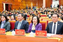 Các đồng chí lãnh đạo Tỉnh ủy, Hội đồng nhân dân, Ủy ban nhân dân tỉnh cùng đại diện các đơn vị, doanh nghiệp dự lễ phát động.
