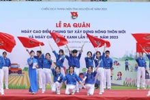 Đội thanh niên xung kích huyện Chi Lăng, (Lạng Sơn), tham gia văn nghệ chào mừng lễ ra quân.