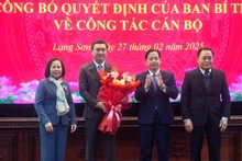 Lãnh đạo Tỉnh ủy, Hội đồng nhân dân, Ủy ban nhân dân tỉnh Lạng Sơn tặng hoa chúc mừng tân Phó Bí thư Tỉnh ủy, đồng chí Nguyễn Cảnh Toàn.