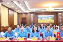 Các đại biểu Liên đoàn Lao động 4 tỉnh Cao Bằng, Hà Giang, Quảng Ninh và Lạng Sơn tham dự lễ trao tặng quà. 