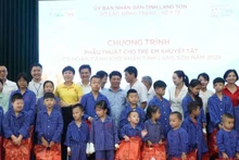 Các đại biểu và nhà hảo tâm tặng quà cho trẻ em khuyết tật được chỉ định phẫu thuật.
