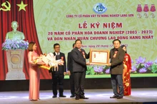 Đại diện lãnh đạo UBND tỉnh Lạng Sơn trao Huân chương Lao động hạng Nhất cho lãnh đạo Công ty Cổ phần vật tư nông nghiệp tỉnh Lạng Sơn.
