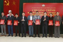 Lãnh đạo Ủy ban Mặt trận Tổ quốc Việt Nam tỉnh Lạng Sơn tặng hòm thư góp ý cho đại diện Ủy ban Mặt trận Tổ quốc các huyện, thành phố trong tỉnh.