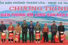 Lãnh đạo Bộ chỉ huy Bộ đội Biên phòng tỉnh Lạng Sơn tặng quà cho các hộ gia đình khó khăn ở khu vực biên giới.