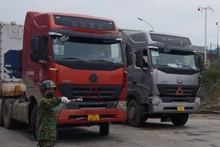 Xe chở hàng xuất khẩu được các chiến sĩ đồn biên phòng cửa khẩu quốc tế Hữu Nghị, Cao Lộc (Lạng Sơn) chỉ dẫn xuất hàng qua cửa khẩu.