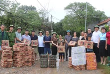 Đại diện lãnh đạo Ủy ban Mặt trận Tổ quốc Việt Nam tỉnh Lạng Sơn đến thăm, hỗ trợ nhu yếu phẩm cho người dân xã Minh Hòa, Hữu Lũng, Lạng Sơn.
