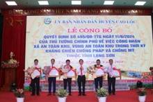 Lãnh đạo Ủy ban nhân dân huyện Cao Lộc (Lạng Sơn) trao Quyết định của Thủ tướng Chính phủ về công nhận xã An toàn khu cho lãnh đạo các xã được công nhận.