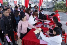 Đông đảo người dân thành phố Lạng Sơn đến đăng ký tham gia hiến máu tình nguyện.