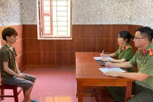 Đối tượng Trần Văn Dự khai nhận hành vi cưỡng đoạt tài sản trước Cơ quan Cảnh sát điều tra, Công an tỉnh Lạng Sơn.
