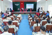 Các phạm nhân tại Trại tạm giam công an tỉnh Lạng Sơn tham gia giao lưu văn nghệ với đội văn nghệ của tỉnh.