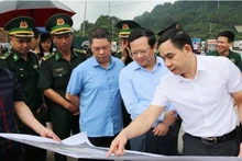 Lãnh đạo Ủy ban nhân dân tỉnh Lạng Sơn cùng các lực lượng chức năng kiểm tra việc xây dựng khu kinh tế cửa khẩu.
