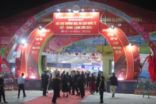 Khách đến tham dự Hội chợ thương mại, du lịch quốc tế Việt-Trung.