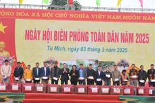 Đại diện lãnh đạo Ủy ban Trung ương Mặt trận Tổ quốc Việt Nam và lãnh đạo tỉnh Lạng Sơn trao quà tặng các hộ gia đình tiêu biểu trong tham gia bảo vệ đường biên, cột mốc.