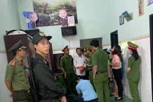 Công an đang khám xét nhà Phó Chủ tịch Ủy ban nhân dân xã Sơn Mỹ.