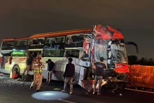 Xe khách tông trên cao tốc.