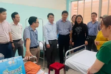 Lãnh đạo huyện tổ chức thăm hỏi nữ sinh bị đánh.