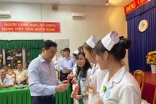 Tỉnh ủy Bình Thuận thăm, chúc Tết công an, bác sĩ trực đêm giao thừa