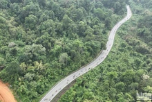 Đèo Bảo Lộc dài khoảng 10 km nằm trên Quốc lộ 20, là tuyến đường huyết mạch nối Lâm Đồng với thành phố Hồ Chí Minh và các tỉnh phía Nam.