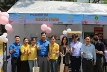 Đại diện ban tổ chức và các bạn trẻ trước những gian hàng tại Ngày hội chuyển đổi số - FTU Hub Camp 2023.