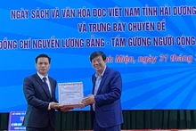 Đồng chí Nguyễn Quang Phúc, Ủy viên Ban Thường vụ, Trưởng Ban Tuyên giáo Tỉnh ủy Hải Dương tặng sách huyện Thanh Miện.
