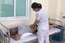 Chăm sóc người ngộ độc thực phẩm ở Trung tâm Y tế Hải Dương.
