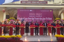 Các đại biểu cắt băng khai mạc trưng bày chuyên đề “Xuân về qua sưu tập tranh dân gian Tứ Bình”.