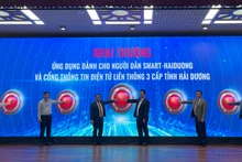 Các đại biểu bấm nút khai trương ứng dụng dành cho người dân Smart-Hai Duong và Cổng thông tin điện tử liên thông 3 cấp tỉnh Hải Dương.