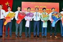 Lãnh đạo tỉnh Hải Dương tặng hoa chúc mừng các cán bộ được điều động, bổ nhiệm.
