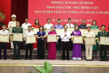 Lãnh đạo tỉnh Hà Giang tặng bằng khen cho các tập thể tiêu biểu trong học tập và làm theo tư tưởng, đạo đức, phong cách Chủ tịch Hồ Chí Minh.
