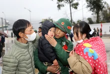 Tân binh huyện Đồng Văn chia tay gia đình lên đường nhập ngũ. Ảnh: KIM TIẾN