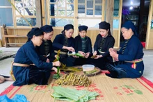 Người Tày, thôn Thanh Sơn, xã Thanh Thủy huyện Vị Xuyên, Hà Giang gói bánh tro.