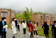 Du khách thích thú ngắm những ngôi nhà hình quẩy tấu tại Khu nghỉ dưỡng H'Mông Village.