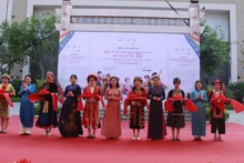 Cắt băng khai trương trưng bày, giới thiệu trang phục các dân tộc và cuốn sách “Du khảo: Rực rỡ trang phục phụ nữ các dân tộc Việt Nam".
