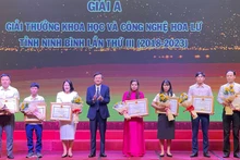 Đồng chí Đoàn Minh Huấn, Ủy viên Trung ương Đảng, Bí thư Tỉnh ủy Ninh Bình trao thưởng cho các tác giả đoạt giải A, Giải thưởng Khoa học và Công nghệ Hoa Lư lần thứ 3. (Ảnh: XUÂN TRƯỜNG) 