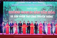 Các đại biểu cắt băng khai mạc Triển lãm “Không gian Di sản văn hóa và sản phẩm thủ công truyền thống”. (Ảnh: XUÂN TRƯỜNG)