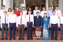 Đồng chí Vi-La-Vone Phăn-Tha-Vông, Ủy viên Thường trực, Phó Trưởng Ban Tuyên huấn Trung ương Đảng Nhân dân Cách mạng Lào và Đoàn đại biểu Tạp chí A-lun-may, cùng các đồng chí lãnh đạo tỉnh Ninh Bình. (Ảnh: ĐỨC LAM)
