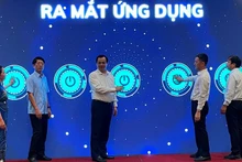Các đại biểu bấm nút ra mắt ứng dụng du lịch thông minh “NinhBinhtourisminfo”. (Ảnh: XUÂN TRƯỜNG)