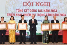 Đồng chí Mai Văn Tuất, Phó Bí thư Thường trực Tỉnh ủy, Chủ tịch Hội đồng nhân dân tỉnh Ninh Bình trao bằng khen cho các tập thể, cá nhân có thành tích xuất sắc trong công tác Tuyên giáo. (Ảnh: XUÂN TRƯỜNG)