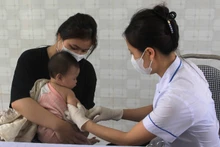 Tiêm vaccine sởi cho trẻ em. (Ảnh: SỞ Y TẾ NAM ĐỊNH)