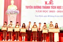 Các đồng chí lãnh đạo tỉnh Nam Định tặng Bằng khen cho học sinh đoạt giải nhất kỳ thi chọn học sinh giỏi Quốc gia năm học 2023-2024 và học sinh thủ khoa toàn quốc tổ hợp khối C00 kỳ thi tốt nghiệp Trung học phổ thông năm 2024.